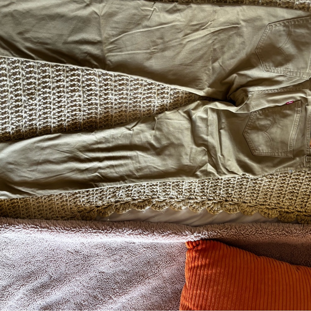Men’s Levi’s 511 slim in desert taupe in very good condition.